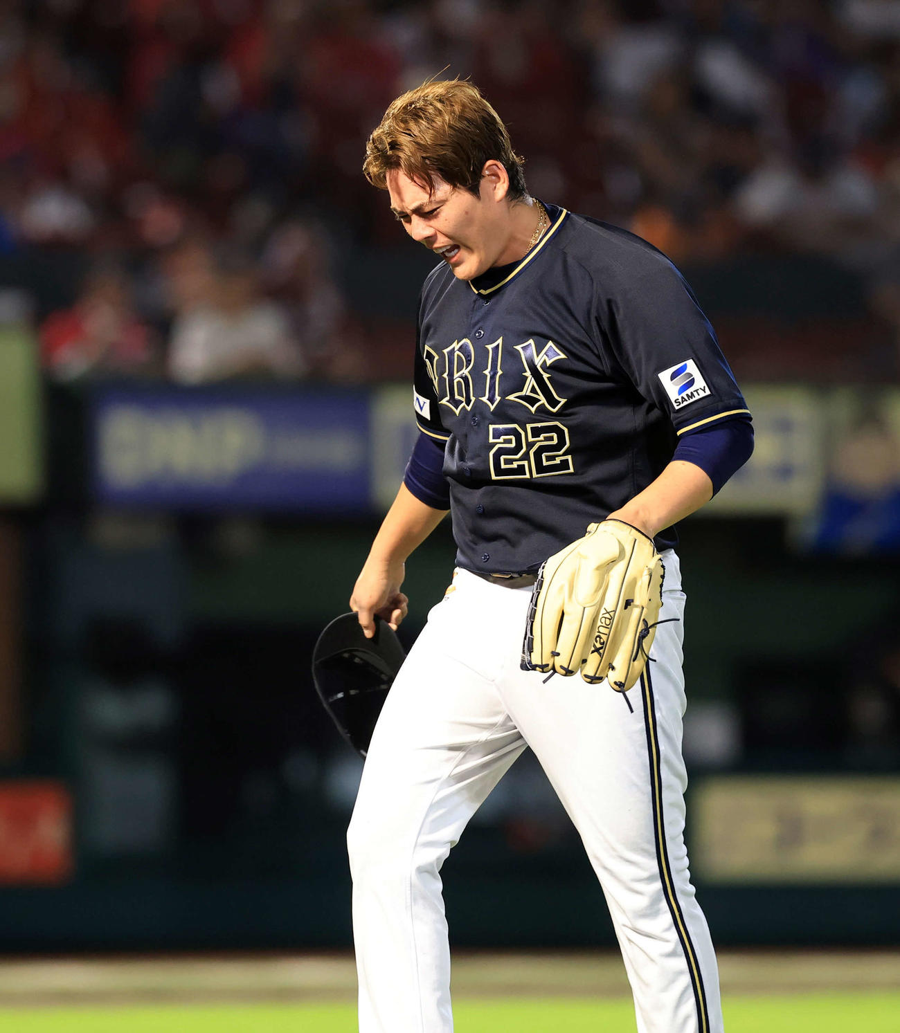 楽天対オリックス　7回裏楽天に逆転を許し、悔しがりながら引き揚げる九里（撮影・浅見桂子）