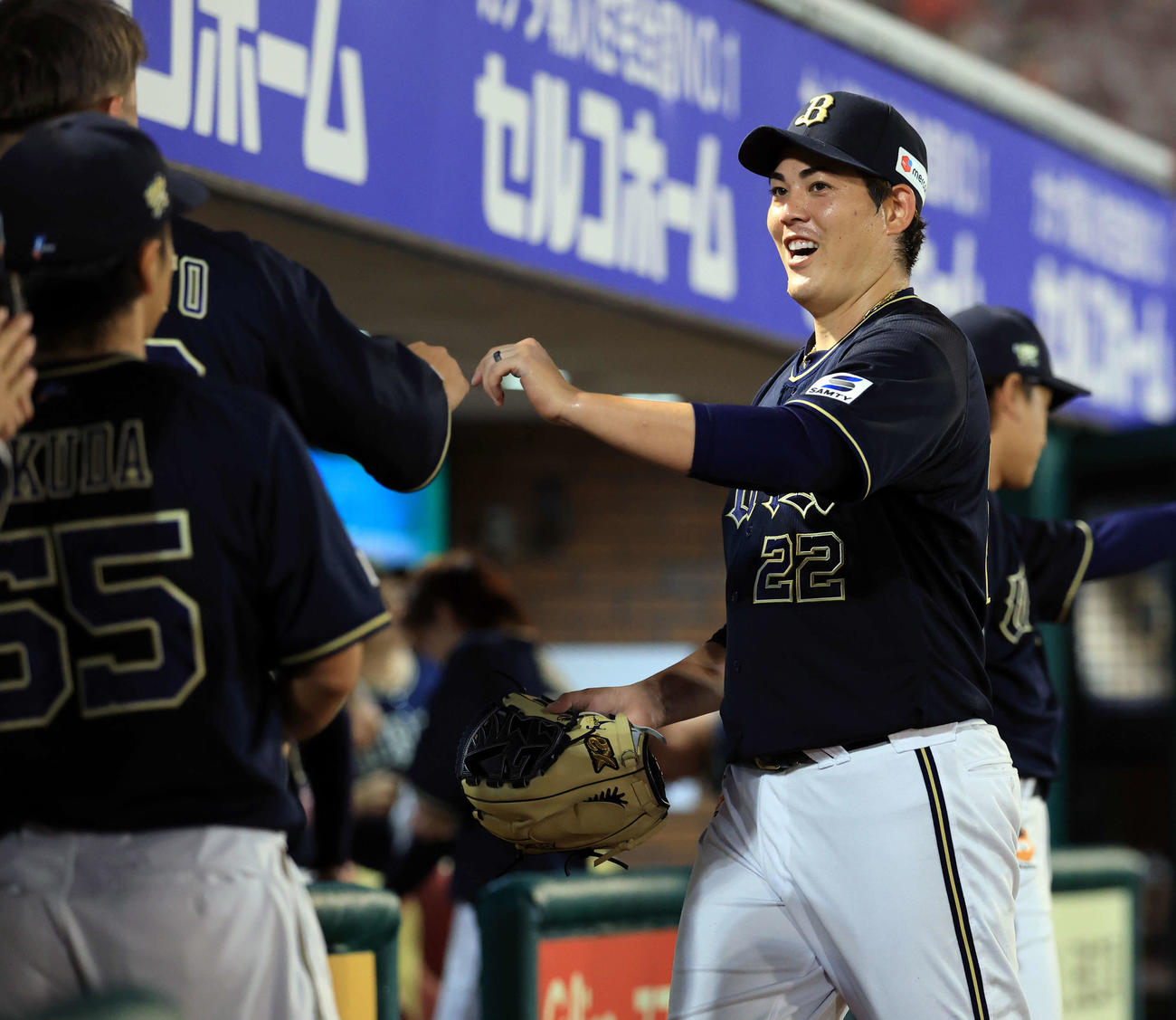 楽天対オリックス　6回裏楽天1死一、二塁、黒川を併殺に仕留めた九里は笑顔でナインとハイタッチ（撮影・浅見桂子）