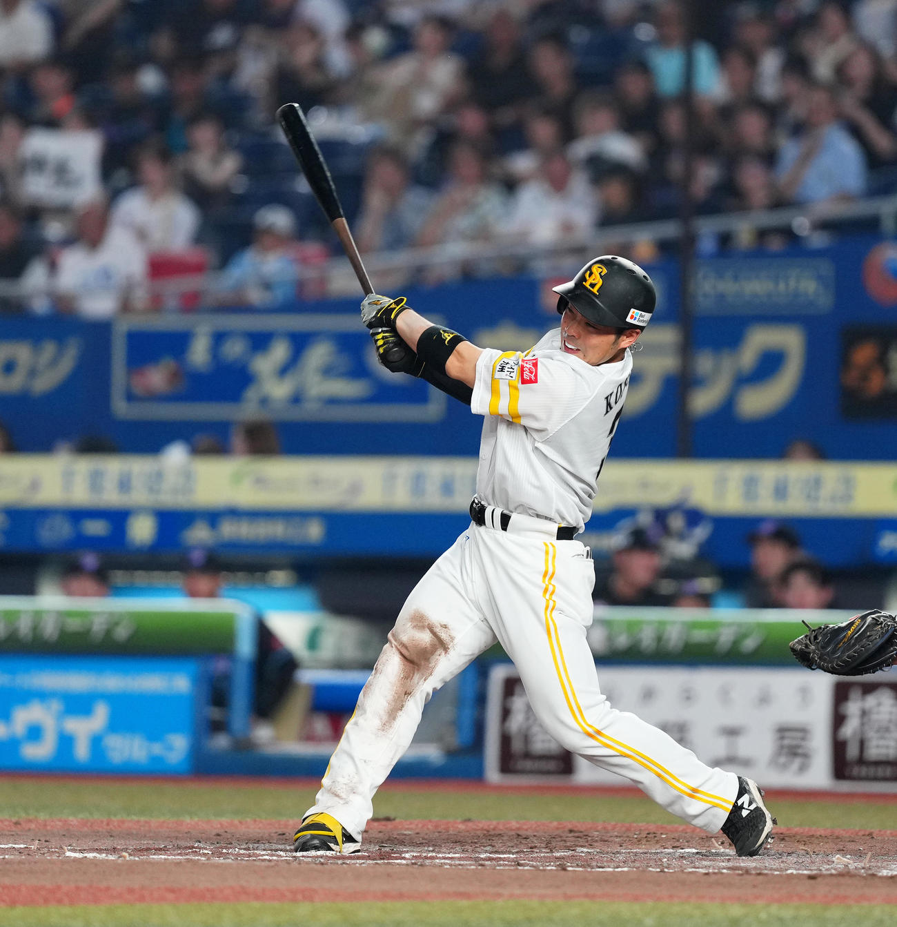 ロッテ対ソフトバンク　3回表ソフトバンク1死一、二塁、先制の左2点適時二塁打を放つ近藤（撮影・菅敏）