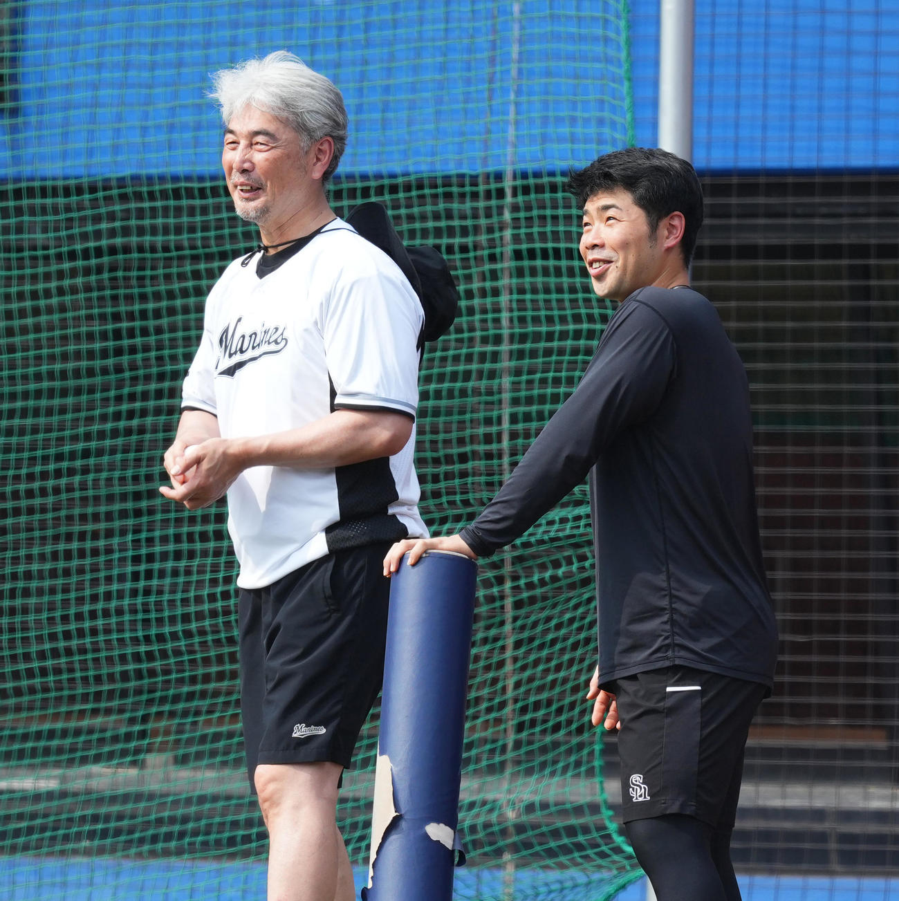 ロッテ対ソフトバンク　試合前、笑顔で話すロッテ吉井監督（左）とソフトバンク近藤（撮影・菅敏）