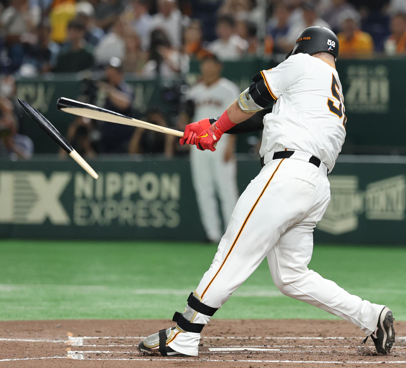 巨人対ヤクルト　2回裏巨人1死一、二塁、遊撃強襲先制適時安打を放つリチャード（撮影・野上伸悟）