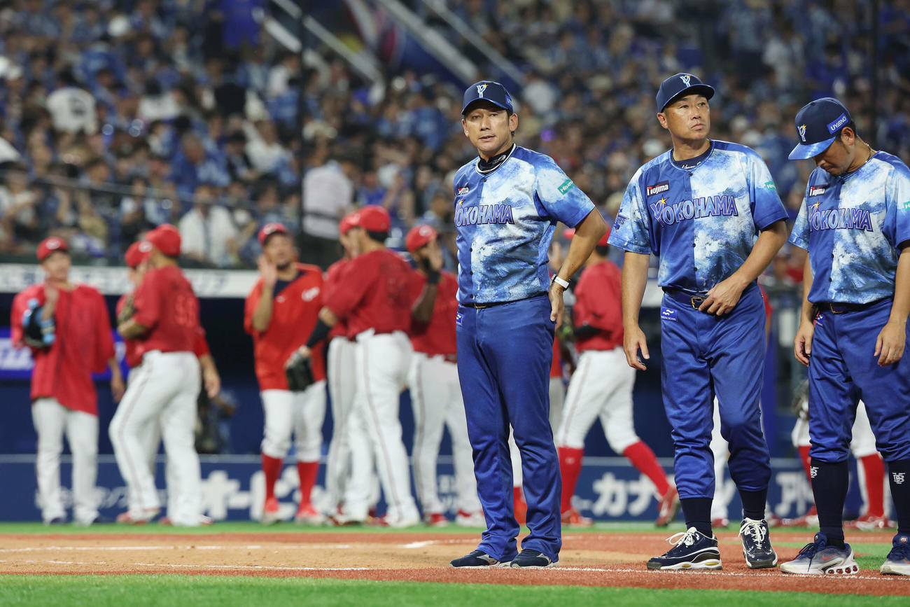 DeNA対広島　敗れて厳しい表情のDeNA三浦監督（撮影・宮地輝）