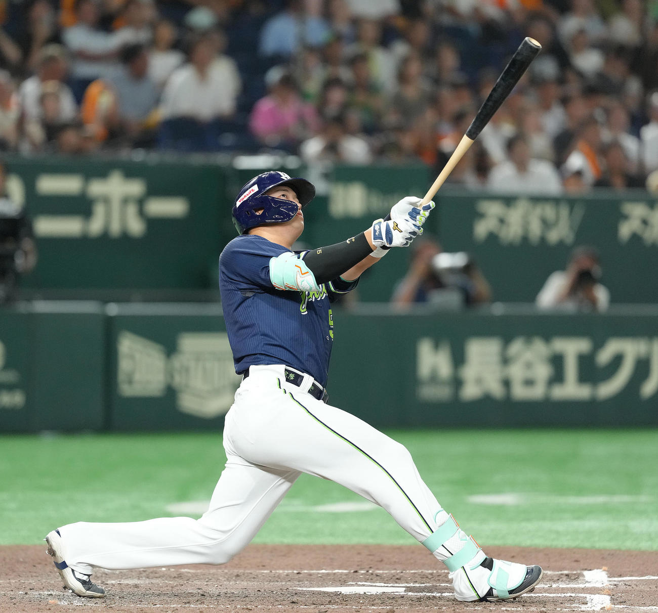 巨人対ヤクルト　7回表ヤクルト無死、村上は特大のファウルを放つ（撮影・足立雅史）