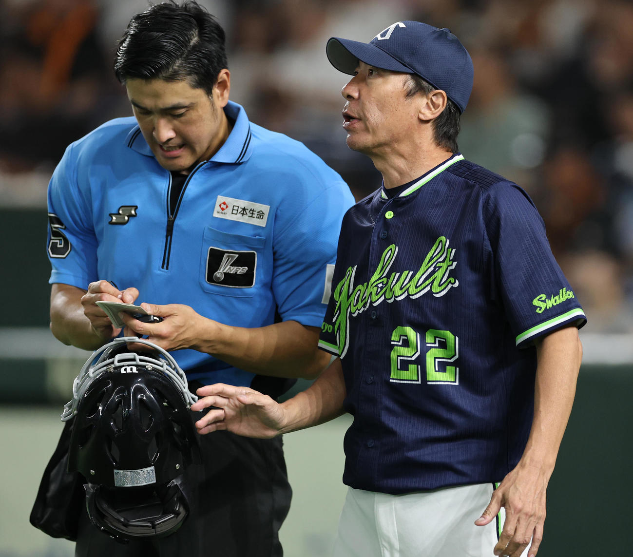 巨人対ヤクルト　選手交代を告げるヤクルト高津監督（撮影・野上伸悟）