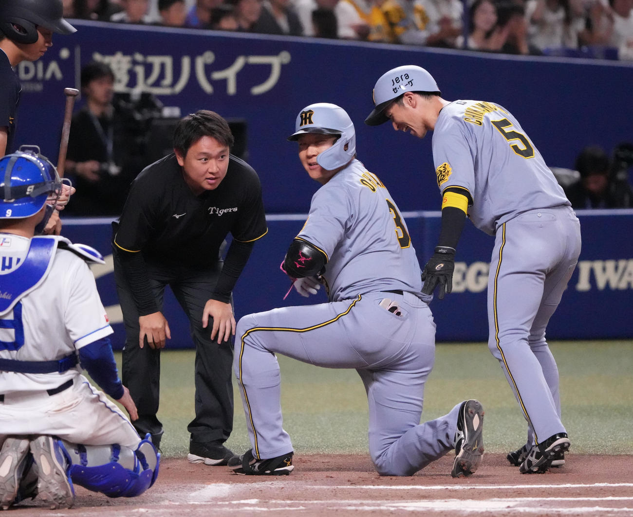 中日対阪神　10回表阪神1死満塁、大山（中央）は押し出し死球を受け近本になでられる（撮影・森本幸一）