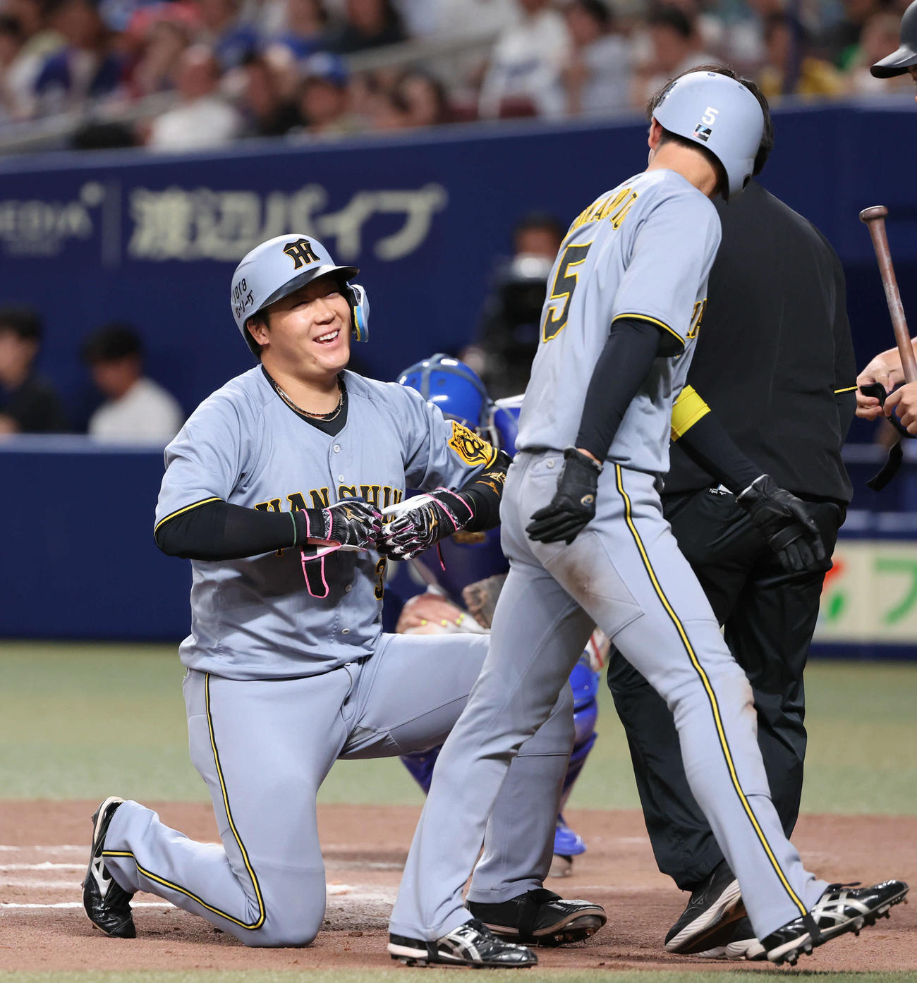 中日対阪神　10回表阪神1死満塁、大山は押し出し死球を受生還した近本に声を掛けられ苦笑い（撮影・西尾就之）
