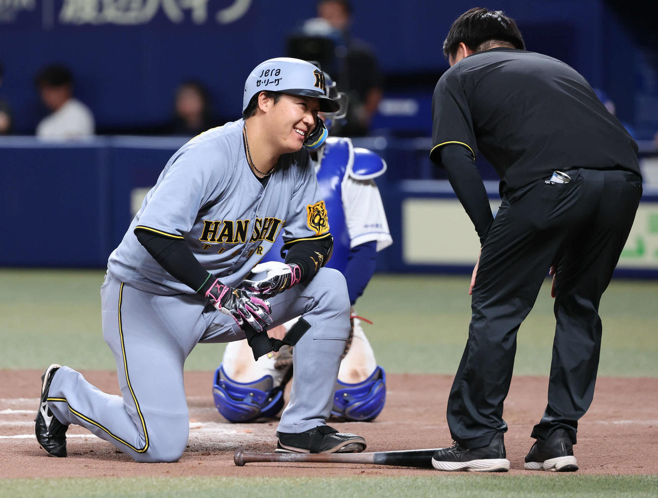 中日対阪神　10回表阪神1死満塁、大山は押し出し死球を受け駆けつけたトレーナーに苦笑い（撮影・西尾就之）