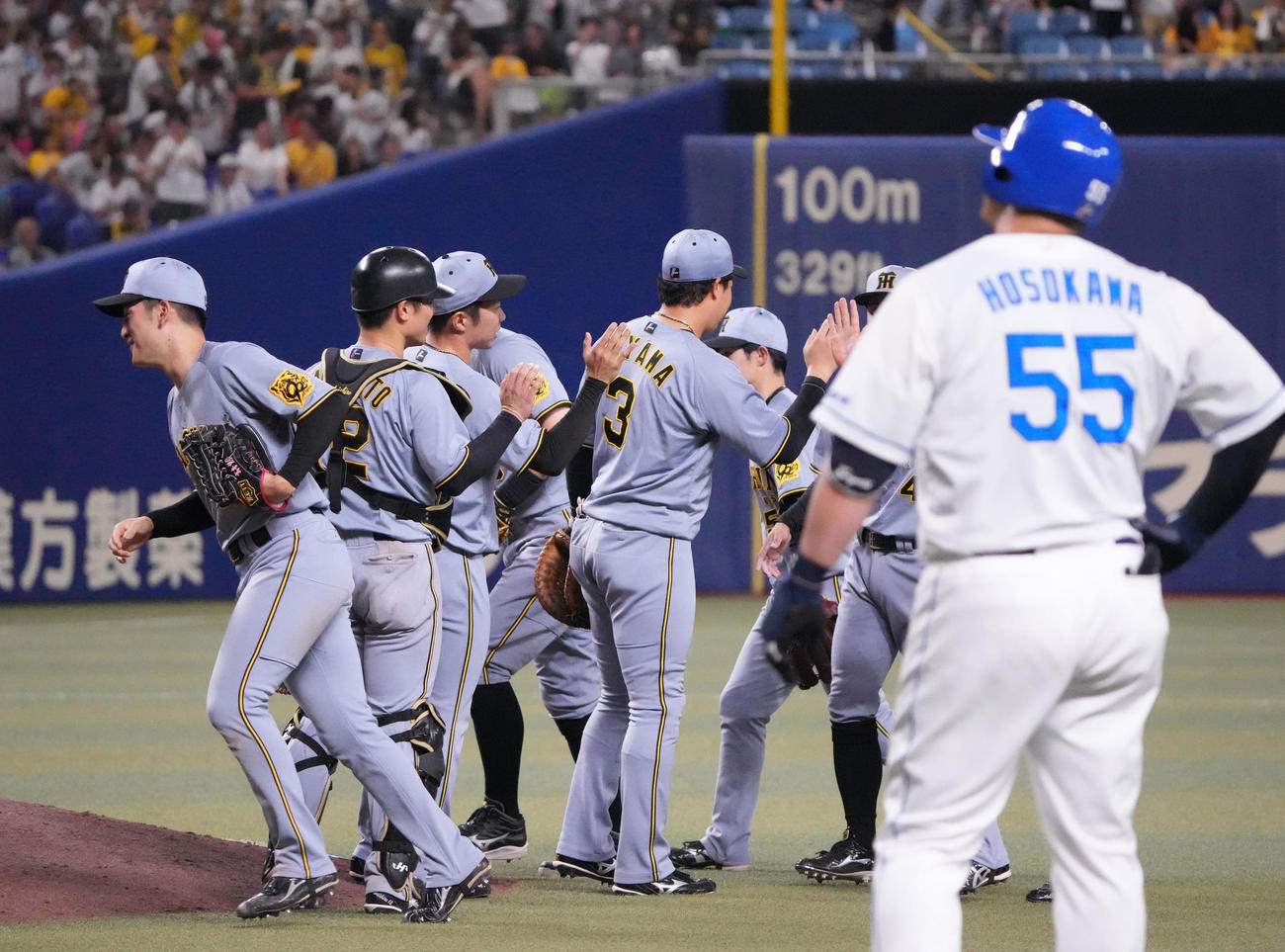 中日対阪神　試合終了、中日に連勝し喜ぶ阪神ナイン（撮影・森本幸一）