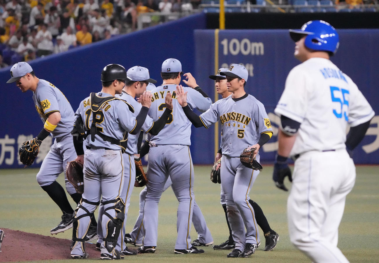 中日対阪神　試合終了、中日に連勝し喜ぶ阪神ナイン（撮影・森本幸一）