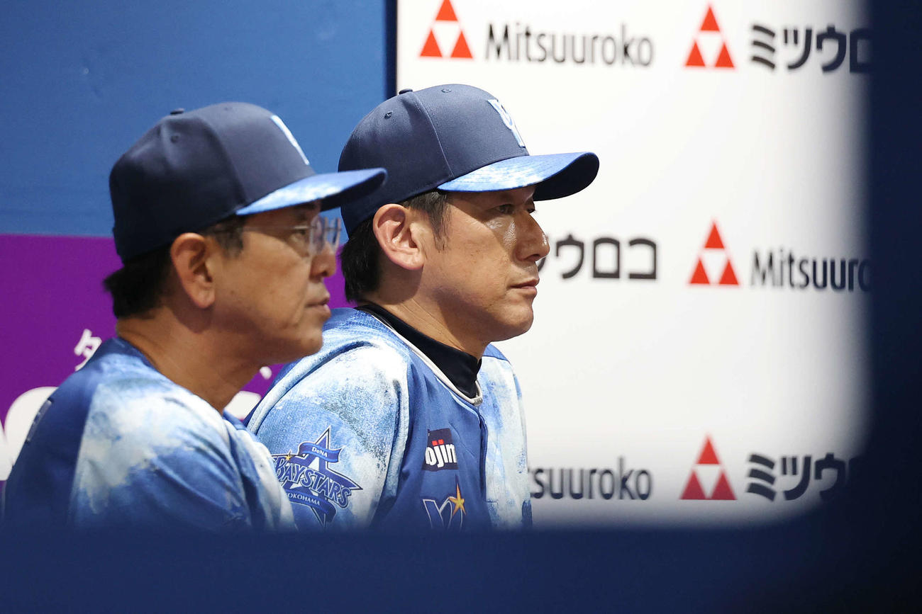 DeNA対広島　戦況を見つめるDeNA三浦監督（撮影・宮地輝）