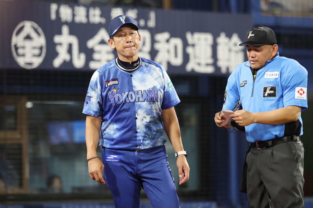 DeNA対広島　8回表、厳しい表情で選手交代を告げたDeNA三浦監督（撮影・宮地輝）