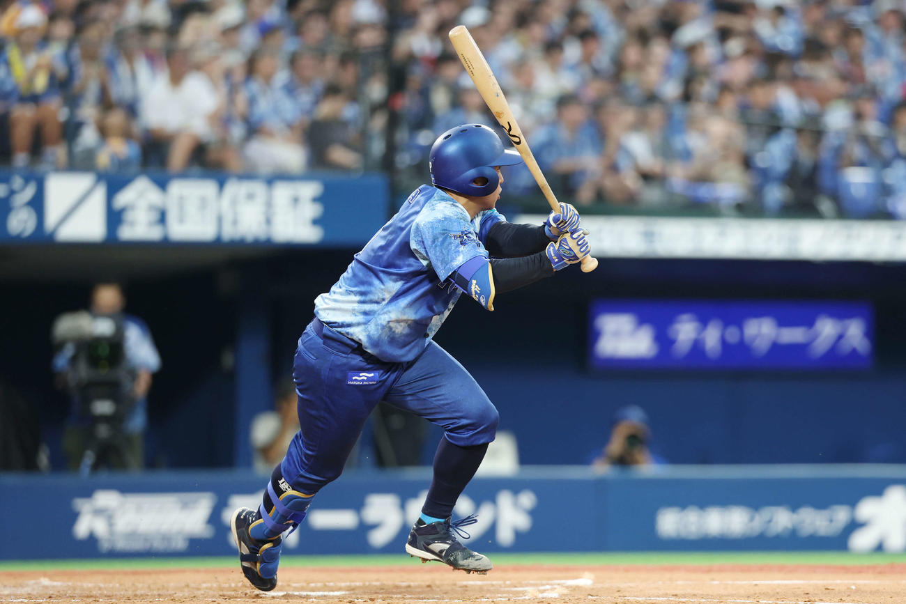 DeNA対広島　3回裏DeNA無死、中前打を放つ東（撮影・宮地輝）