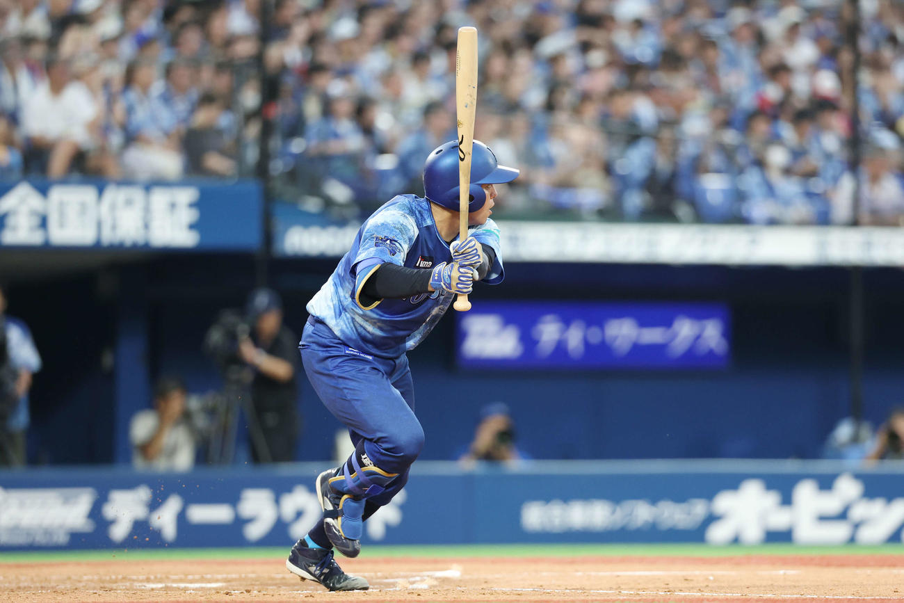 DeNA対広島　3回裏DeNA無死、中前打を放つ東（撮影・宮地輝）