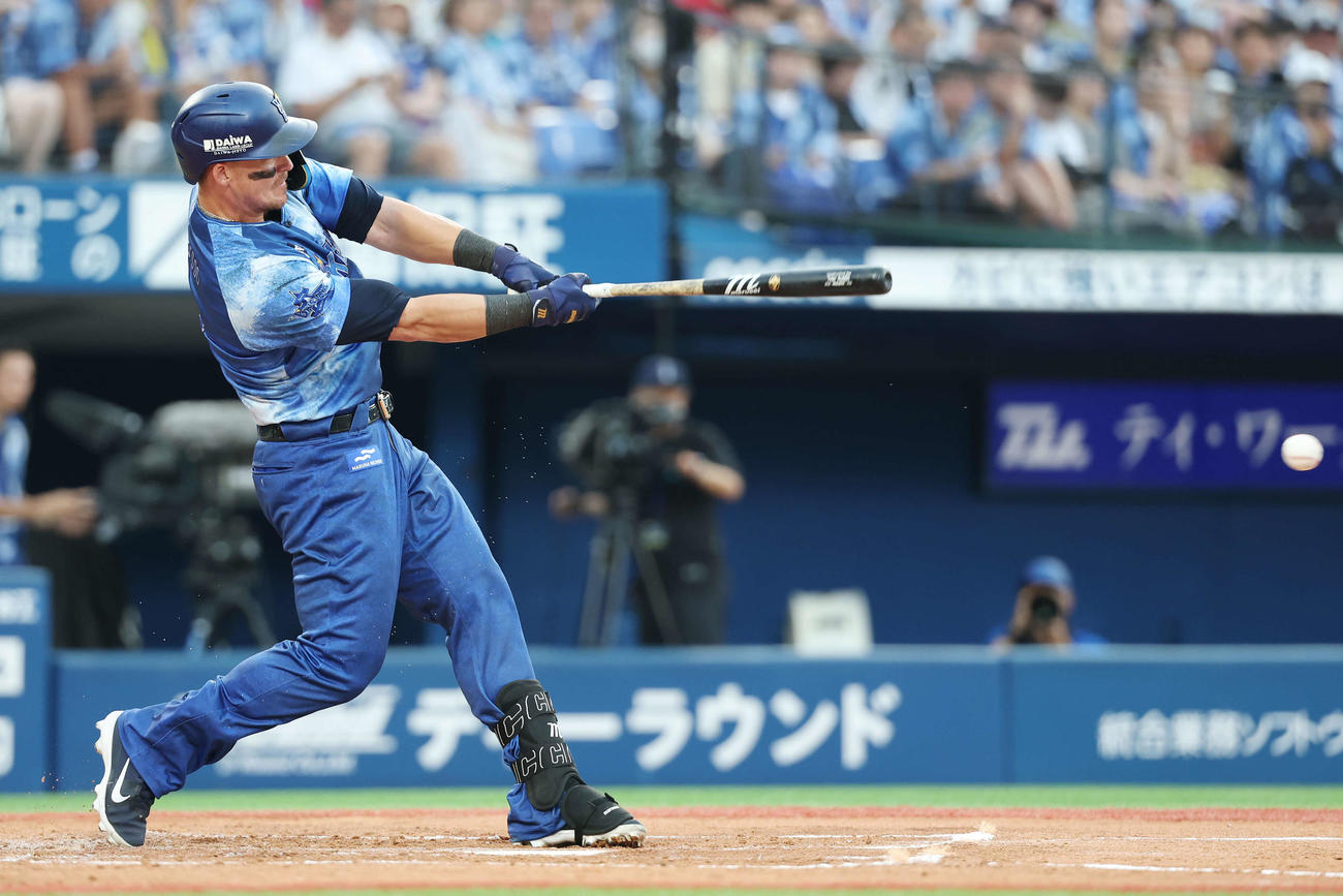DeNA対広島　2回裏DeNA無死、三塁内野安打を放つオースティン（撮影・宮地輝）