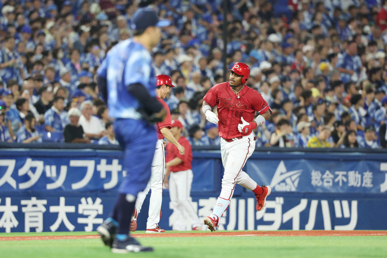 DeNA対広島　4回表広島1死一塁、中越え2点本塁打を放ちダイヤモンドを回るモンテロ（撮影・宮地輝）