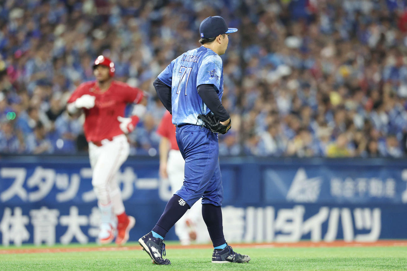 DeNA対広島　4回表広島1死一塁、モンテロに中越え2点本塁打を浴びる東（撮影・宮地輝）