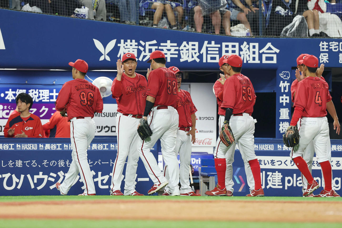 DeNA対広島　広島末包（中央）らと勝利のタッチを交わす新井監督（同左）（撮影・宮地輝）