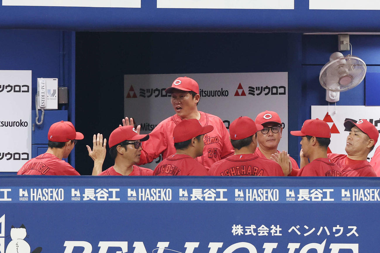 DeNA対広島　勝利のタッチを交わす広島新井監督（撮影・宮地輝）