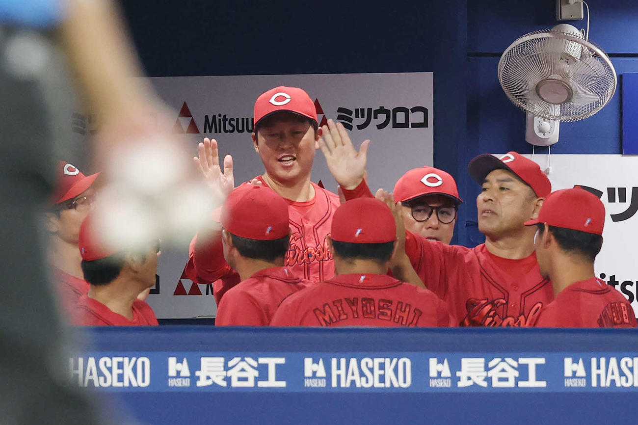 DeNA対広島　勝利のタッチを交わす広島新井監督（撮影・宮地輝）