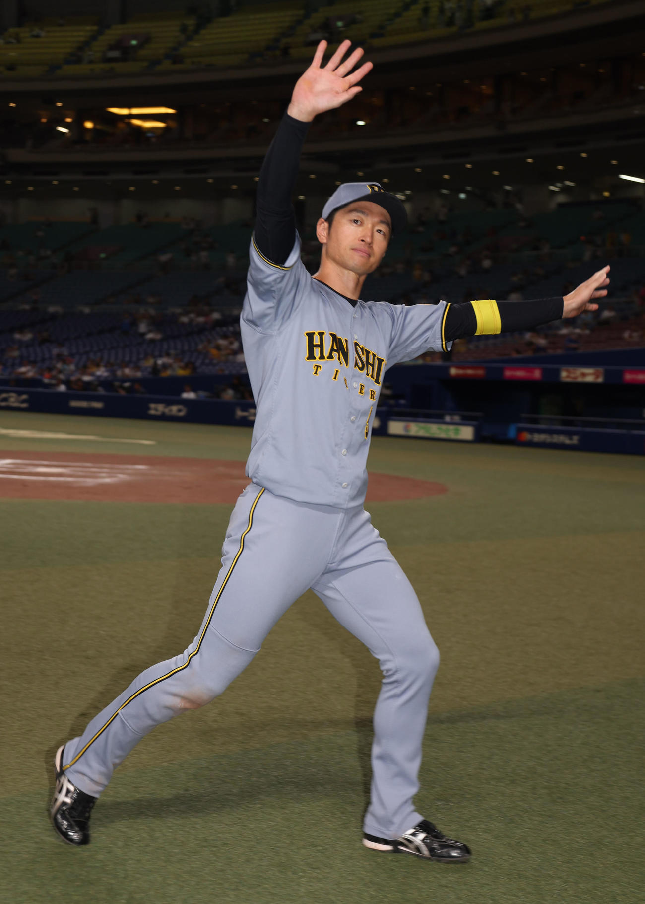 中日対阪神　決勝のホームを踏んだ阪神近本はヒーローインタビューを終え、ファンに手を振る（撮影・西尾就之）