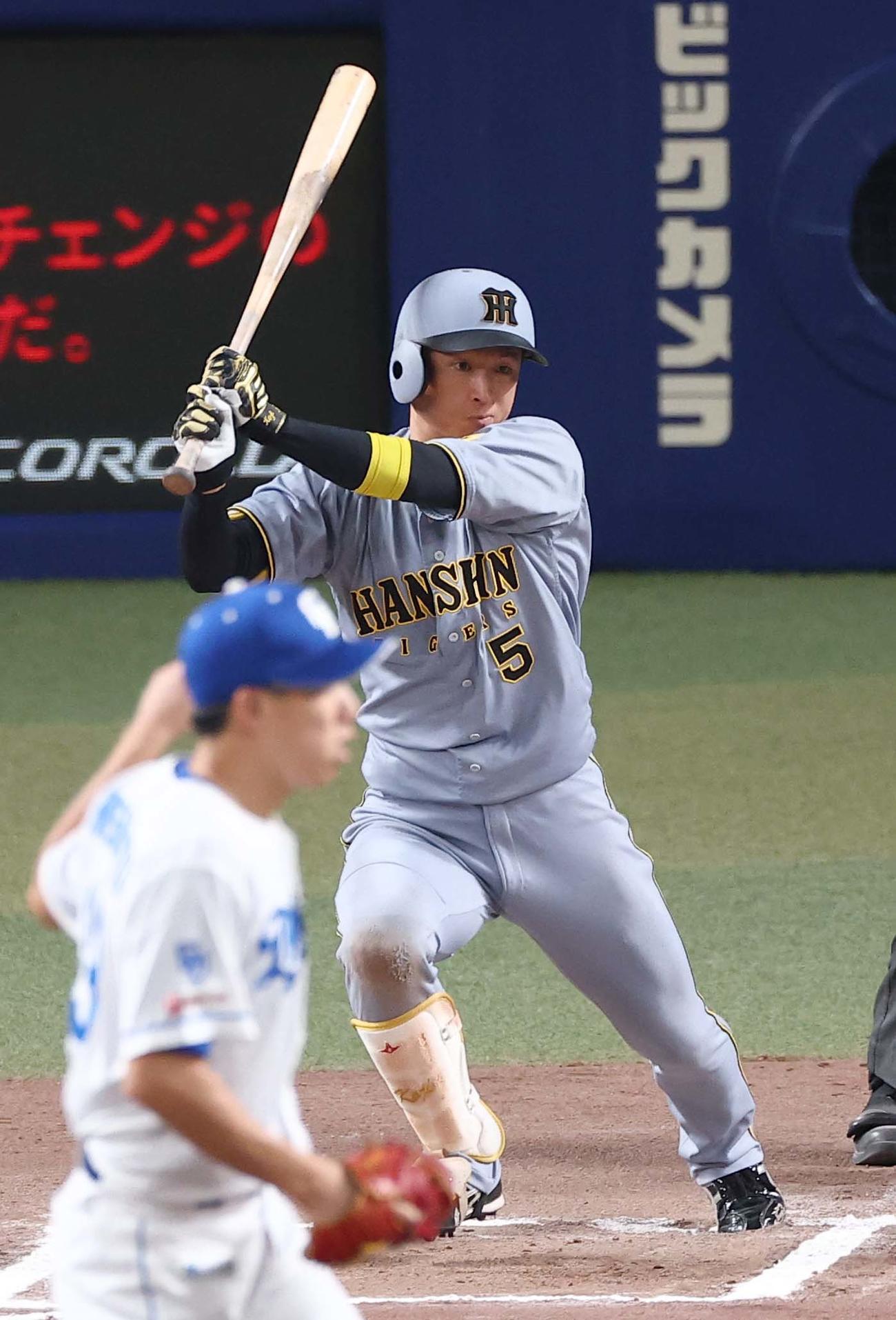 中日対阪神　10回表阪神無死、近本は安打を放つ（撮影・上田博志）