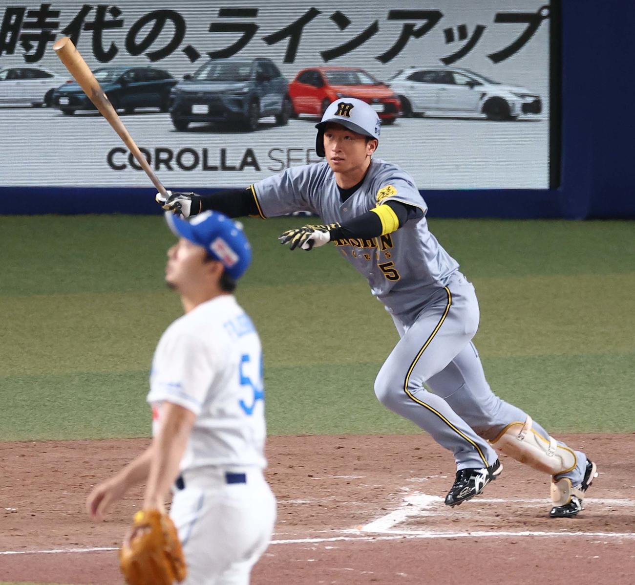 中日対阪神　8回表阪神無死、近本は二塁打を放つ（撮影・上田博志）