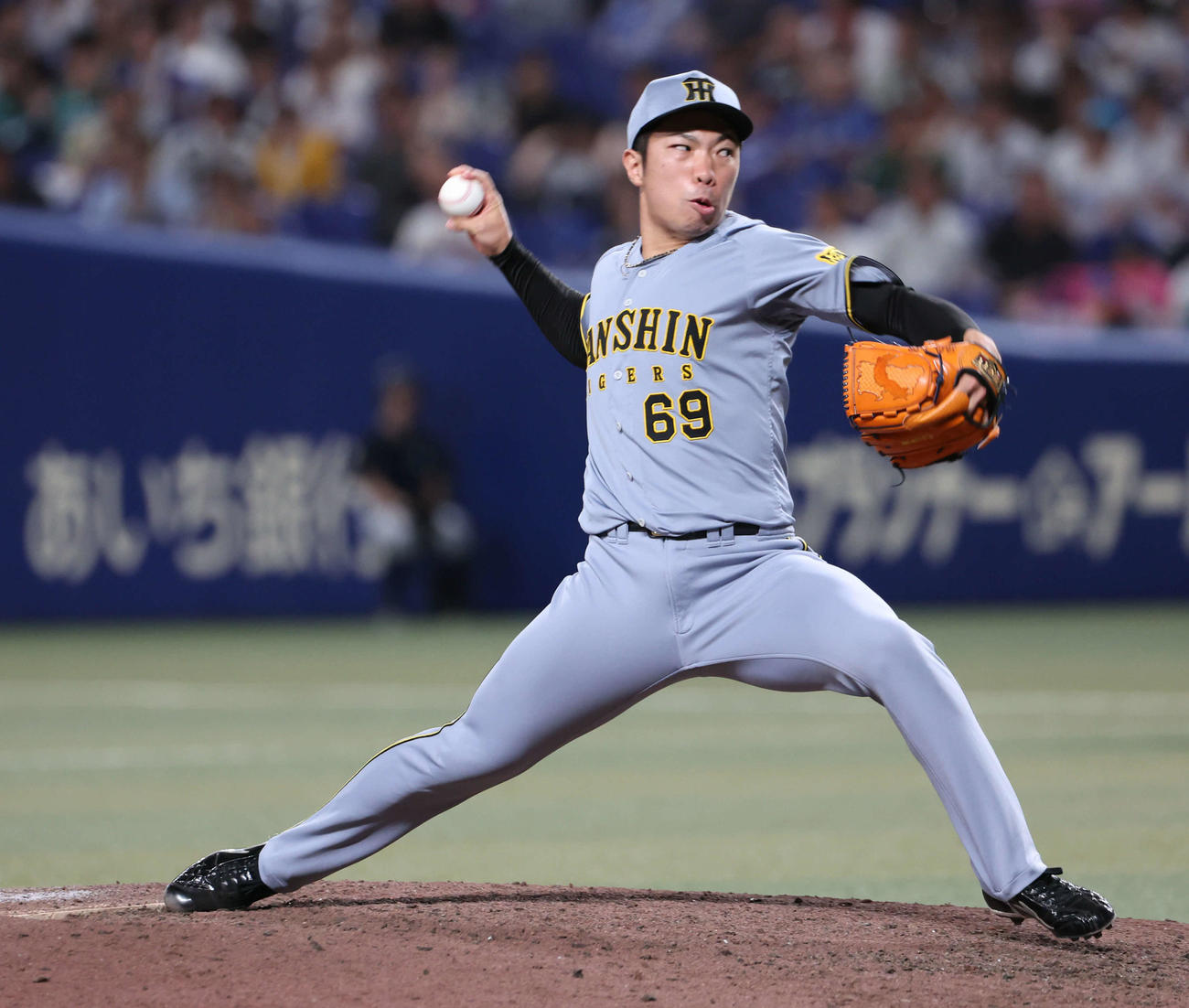 中日対阪神　10回裏に登板した阪神石井（撮影・西尾就之）