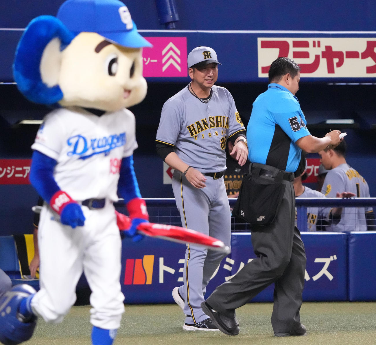 中日対阪神　7回表終了、選手交代を告げる藤川監督（撮影・森本幸一）
