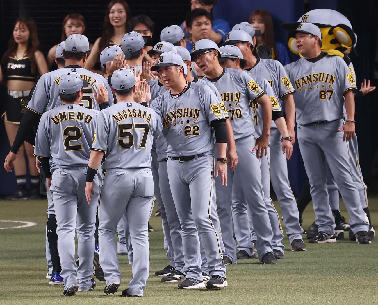 中日対阪神　中日に連勝した藤川監督（中央）はナインとハイタッチする（撮影・上田博志）