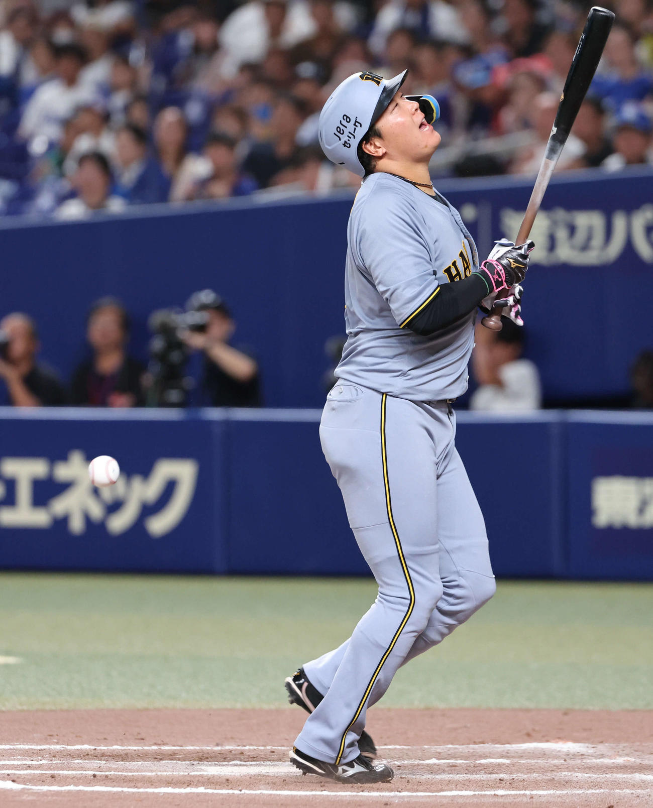 中日対阪神　10回表阪神1死満塁、大山は押し出し死球を受ける（撮影・西尾就之）