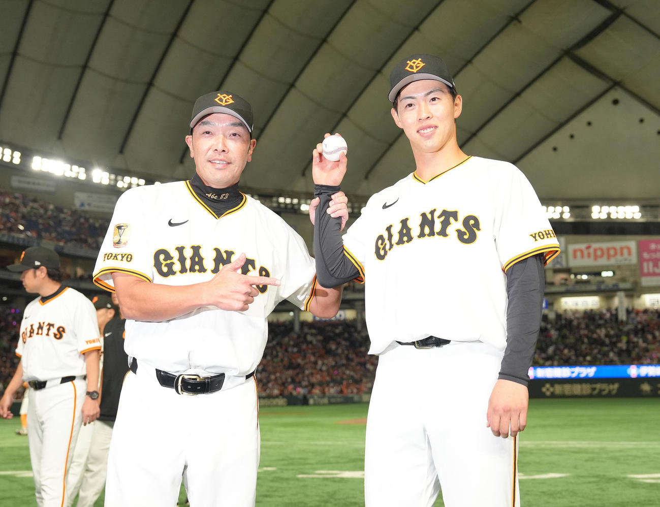 巨人対ヤクルト　プロ初勝利を挙げた巨人森田（右）は阿部監督との記念撮影に笑顔（撮影・足立雅史）
