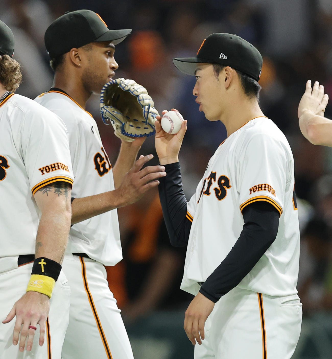巨人対ヤクルト　マルティネス（左）からウイニングボールをもらう巨人森田（撮影・野上伸悟）
