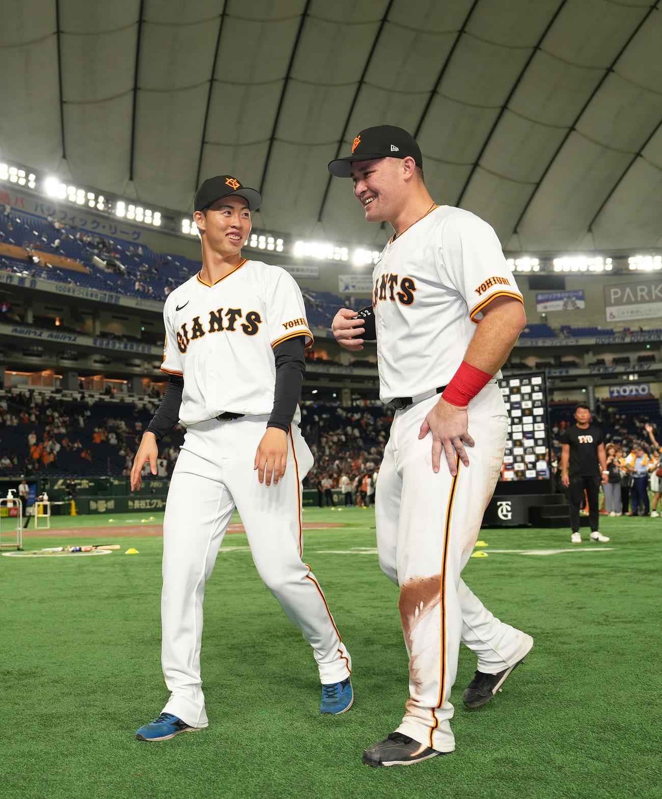 巨人対ヤクルト　試合後、笑顔を見せるプロ初勝利の巨人森田（左）とリチャード（撮影・足立雅史）