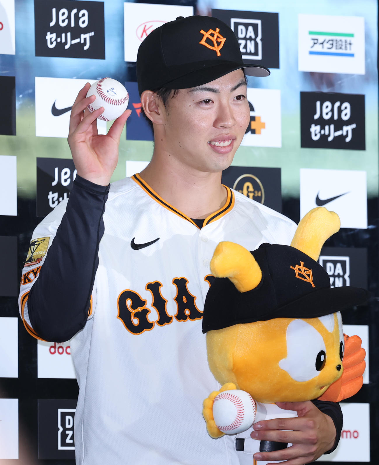 巨人対ヤクルト　プロ初勝利を挙げウイニングボールを掲げる巨人森田（撮影・野上伸悟）