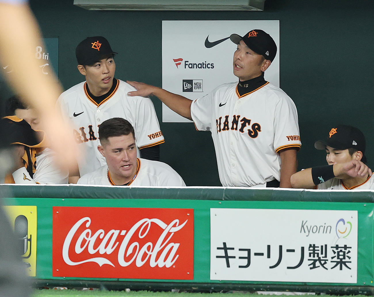 巨人対ヤクルト　先発し6回無失点で終え、阿部監督（右）にねぎらわれる森田（撮影・野上伸悟）