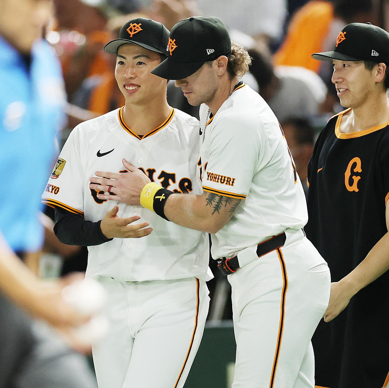 巨人対ヤクルト　プロ初勝利を挙げた巨人森田は、キャベッジ（右）に祝福される（撮影・野上伸悟）