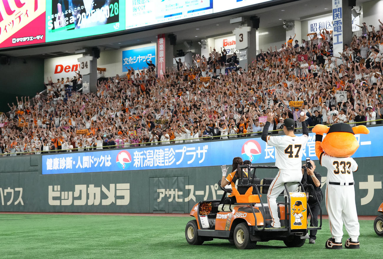 巨人対ヤクルト　ファンとプロ初勝利を喜ぶ巨人森田（撮影・足立雅史）