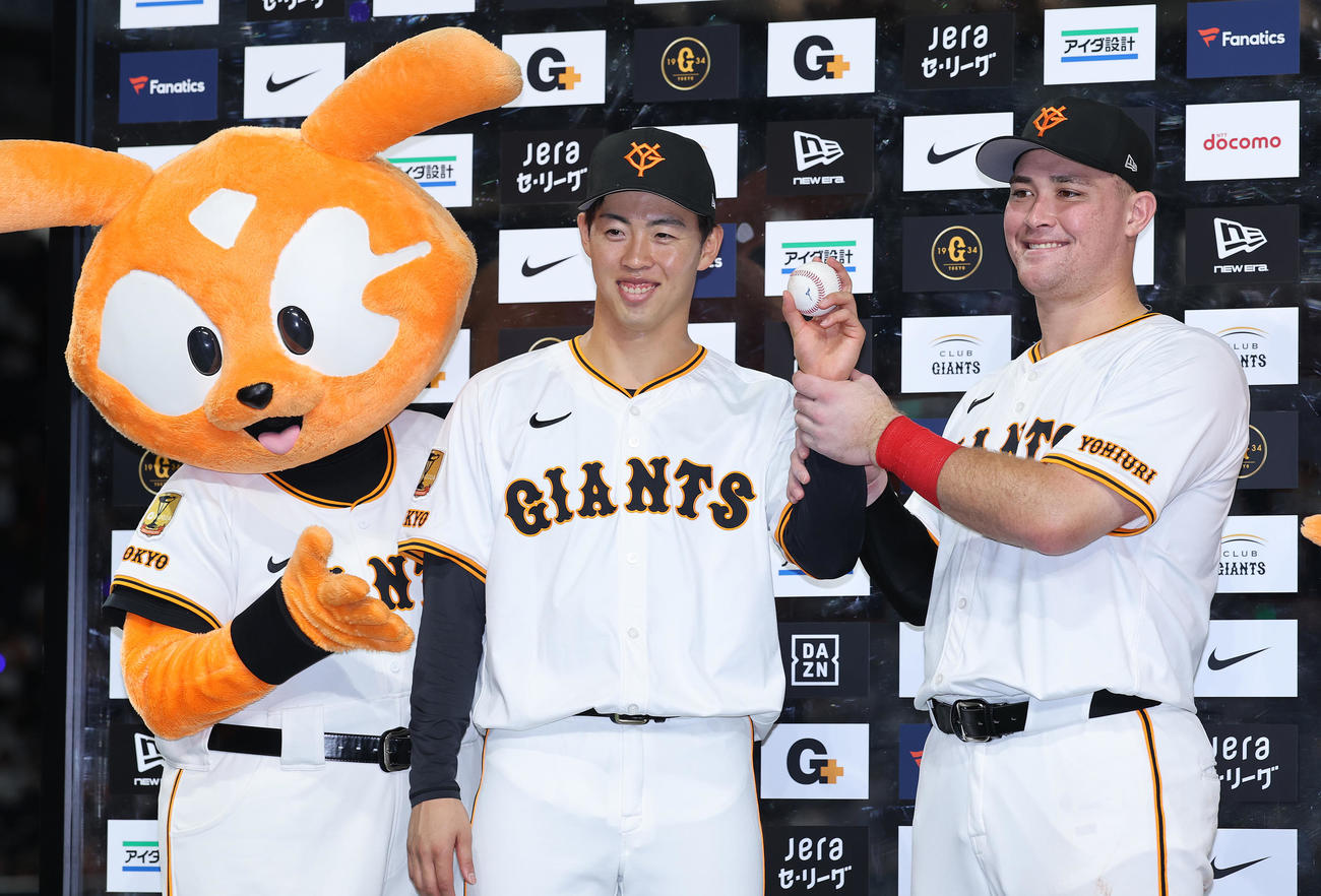 巨人対ヤクルト　プロ初勝利を挙げウイニングボールを掲げる巨人森田。右はリチャード（撮影・野上伸悟）