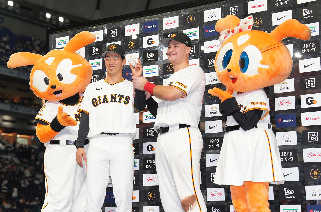 巨人対ヤクルト　プロ初勝利を挙げた巨人森田（左）はお立ち台でリチャードと記念球を披露する（撮影・足立雅史）
