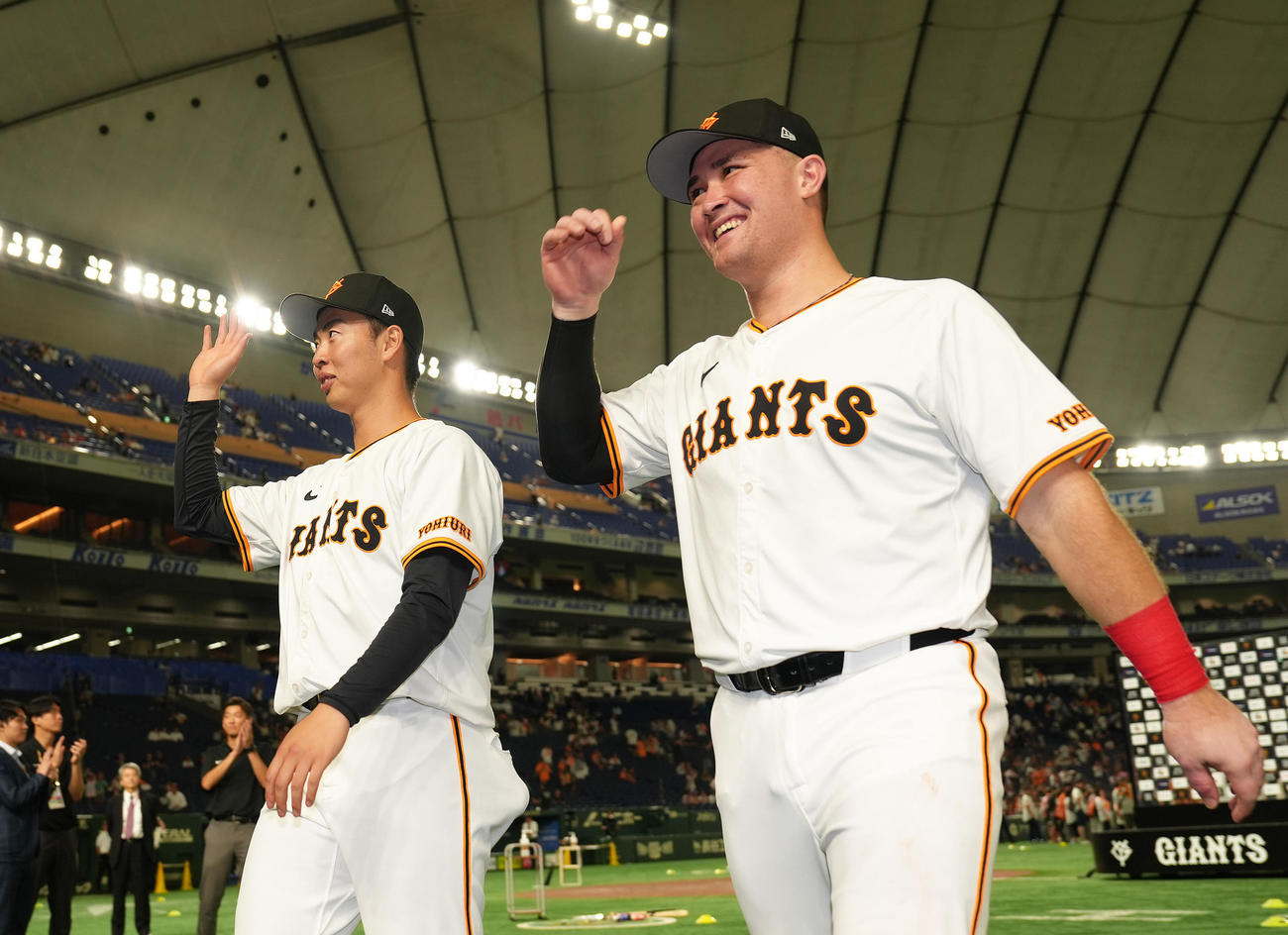 巨人対ヤクルト　スタンドの声援に笑顔で応えるプロ初勝利の巨人森田（左）とリチャード（撮影・足立雅史）