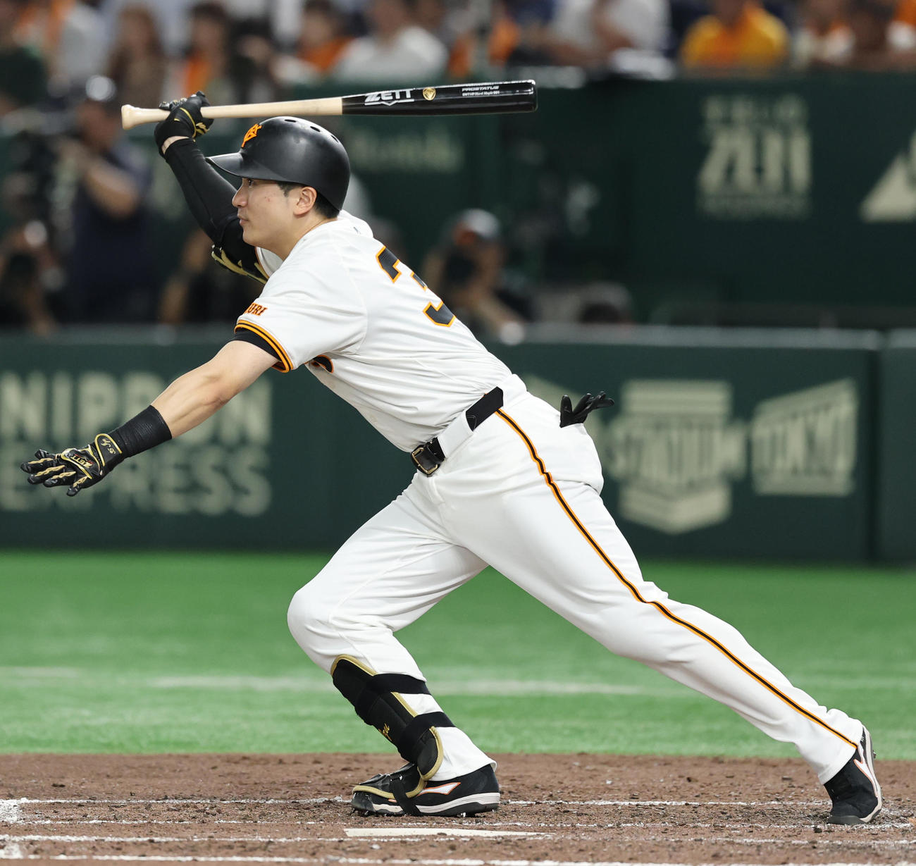 巨人対ヤクルト　3回裏巨人1死二塁、中前適時打を放つ泉口（撮影・野上伸悟）