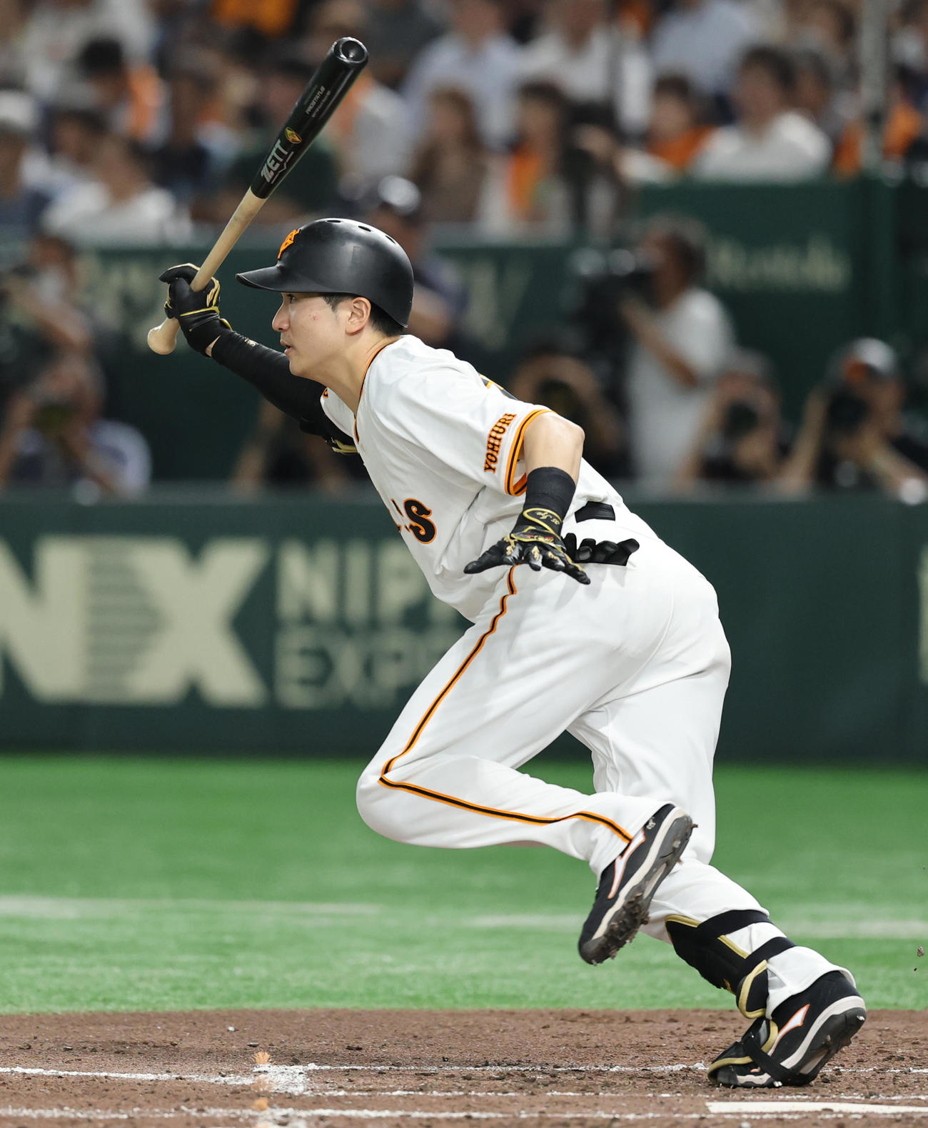 巨人対ヤクルト　3回裏巨人1死二塁、中前適時打を放つ泉口（撮影・野上伸悟）