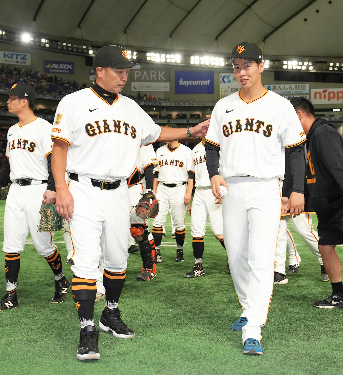 巨人対ヤクルト　プロ初勝利を挙げた巨人森田（右）をねぎらう阿部監督（撮影・足立雅史）