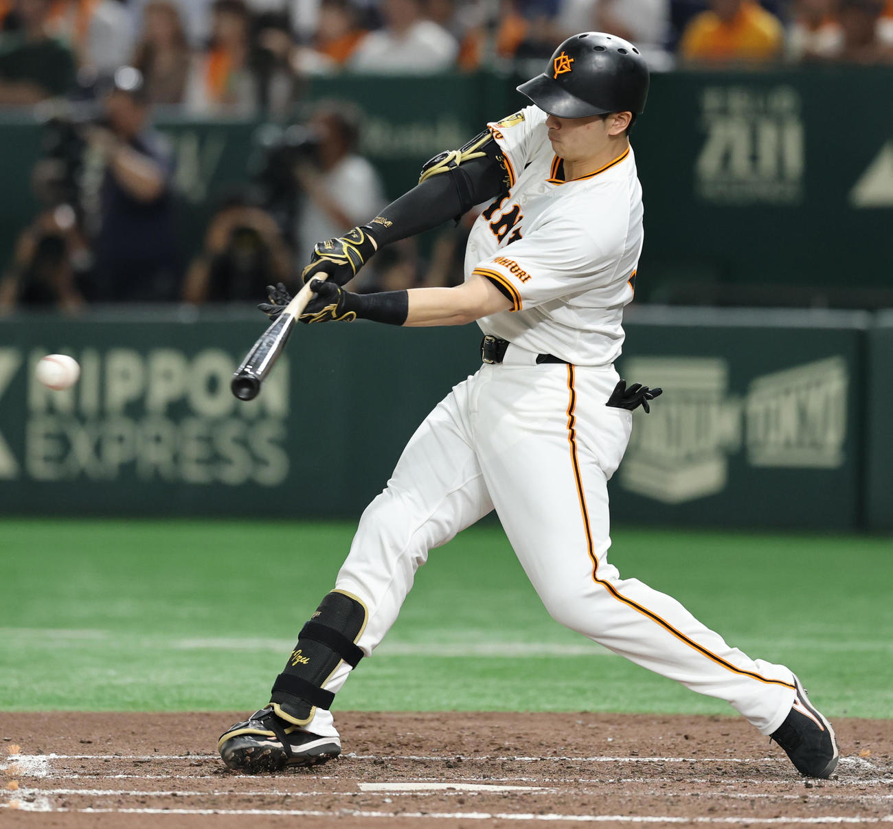 巨人対ヤクルト　3回裏巨人1死二塁、中前適時打を放つ泉口（撮影・野上伸悟）