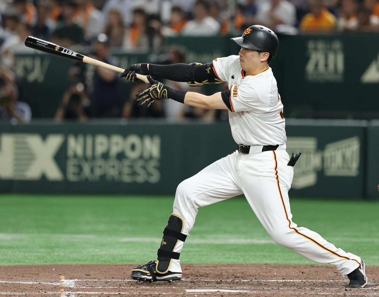 巨人対ヤクルト　3回裏巨人1死二塁、中前適時打を放つ泉口（撮影・野上伸悟）