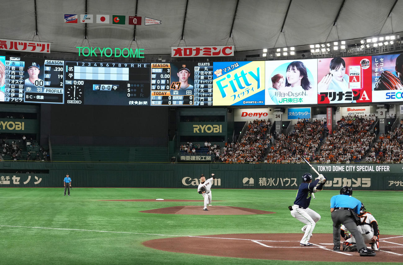 巨人対ヤクルト　本拠地東京ドームでプロ初先発の初球を投じる巨人森田（撮影・足立雅史）