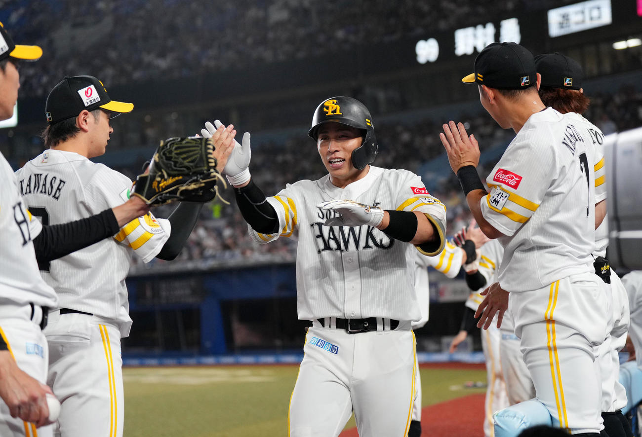 ロッテ対ソフトバンク　5回表ソフトバンク2死一、二塁、右越えに3点本塁打を放ち、タッチで迎えられる野村（中央）（撮影・菅敏）