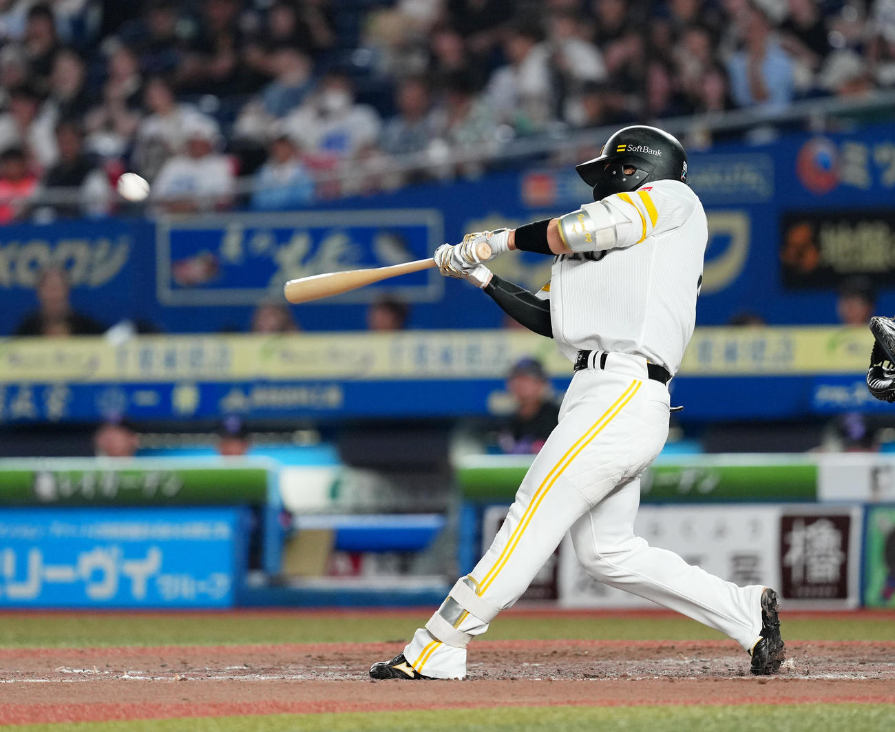 ロッテ対ソフトバンク　5回表ソフトバンク2死一、二塁、右越えに3点本塁打を放つ野村（撮影・菅敏）