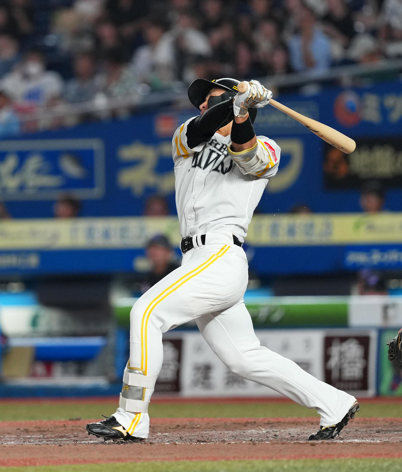 ロッテ対ソフトバンク　5回表ソフトバンク2死一、二塁、右越えに3点本塁打を放つ野村（撮影・菅敏）