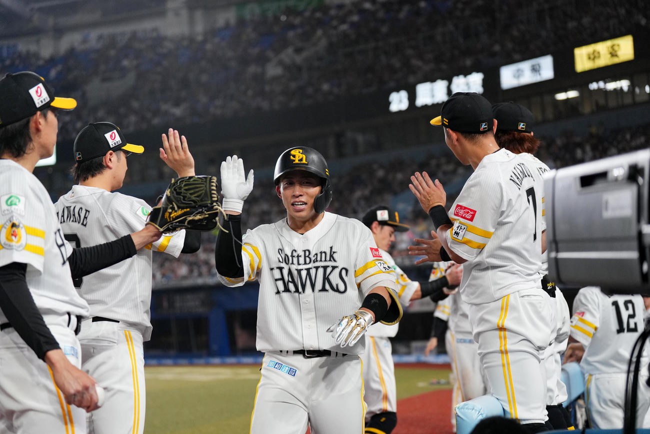 ロッテ対ソフトバンク　5回表ソフトバンク2死一、二塁、右越えに3点本塁打を放ち、タッチで迎えられる野村（中央）（撮影・菅敏）